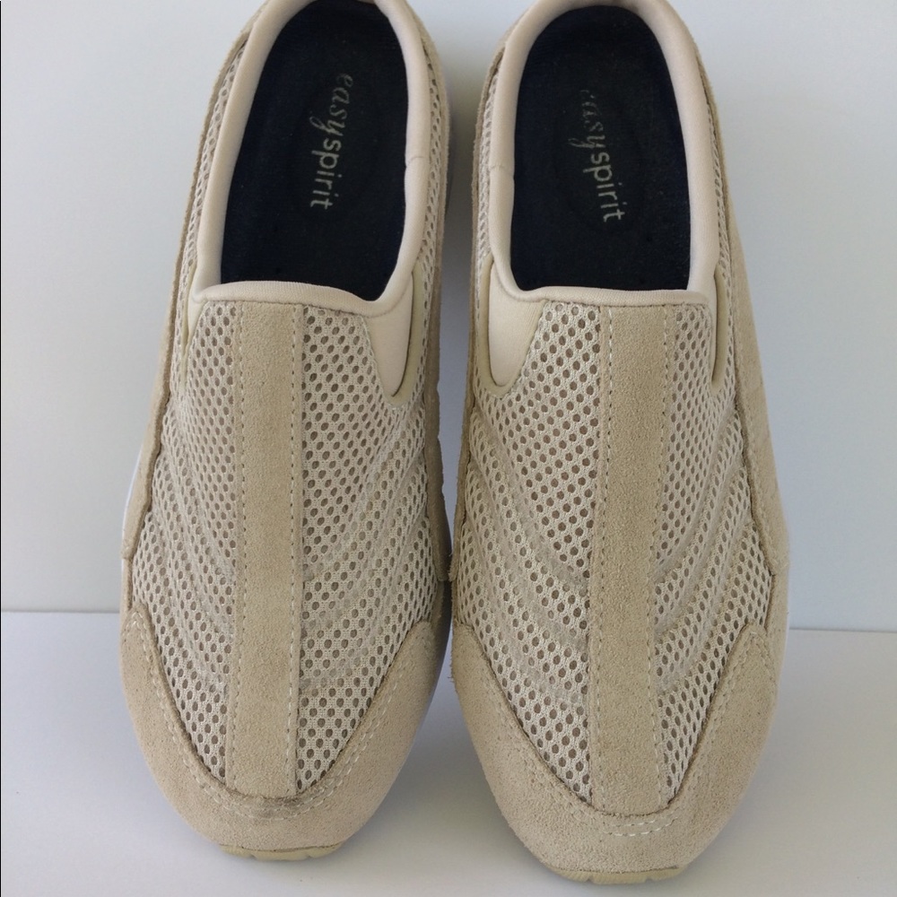 Easy Spirit women’s tan suede mule/clog